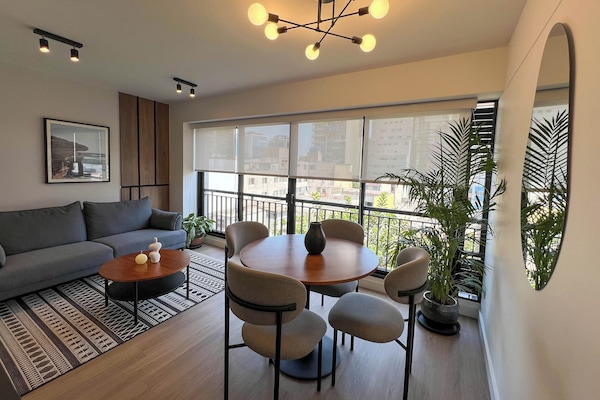 Apartment, 2 Bedrooms (603) | Living area | Smart TV