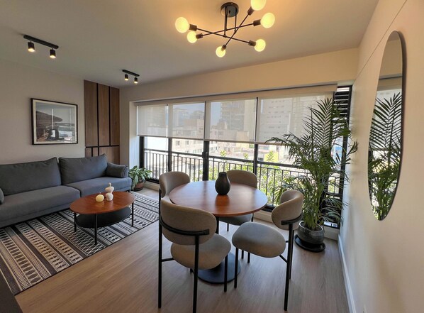 Apartamento, 2 quartos (603) | Área de estar | Smart TV