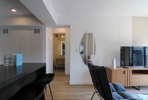 Apartament (1002) | Cuina privada | Frigorífic, microones, forn i cafetera i tetera