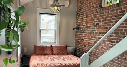 Gateway to the Berkshires - Renovated downtown apartment