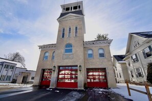 Exterior - Gateway to the Berkshires - Renovated downtown apartment (Lee)