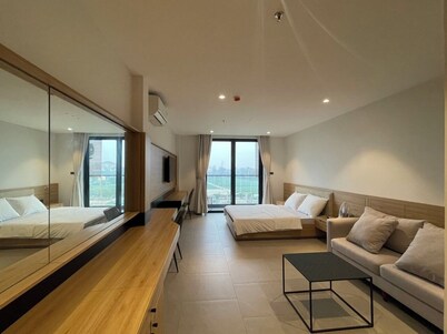 Nhat Y Hostel and Apartment