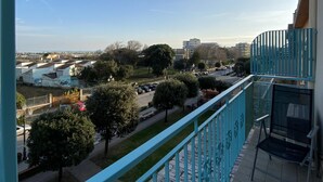 A balcony with a view of a cityscape, including buildings and trees. - Fairmont Residence Elisabetta by Ca-sa Check (Chioggia)