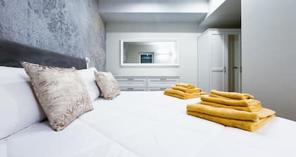 Seafront Modern Venice Suite by Ca-sa Check