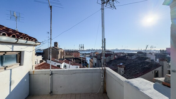A rooftop with multiple antennas, a clear sky, and a distant cityscape. - Casa Raffi by Ca-sa Check (Chioggia)