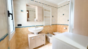 A bathroom with a sink, mirror, toilet, and shower. - Hellen House by Ca-sa Check (Chioggia)