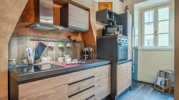 Frigorifero, microonde, forno, piano cottura