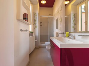 Shower, hair dryer, bidet, towels - Lovely Home Apartment (Lecco)