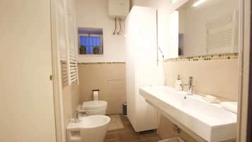 Regadera, bidet, toallas