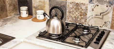 Een koelkast, een microgolfoven, een oven, een kookplaat