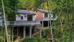 A two-story house with a balcony, surrounded by bamboo and greenery. - Shennong Valley Xishui Hotel (Yanling)