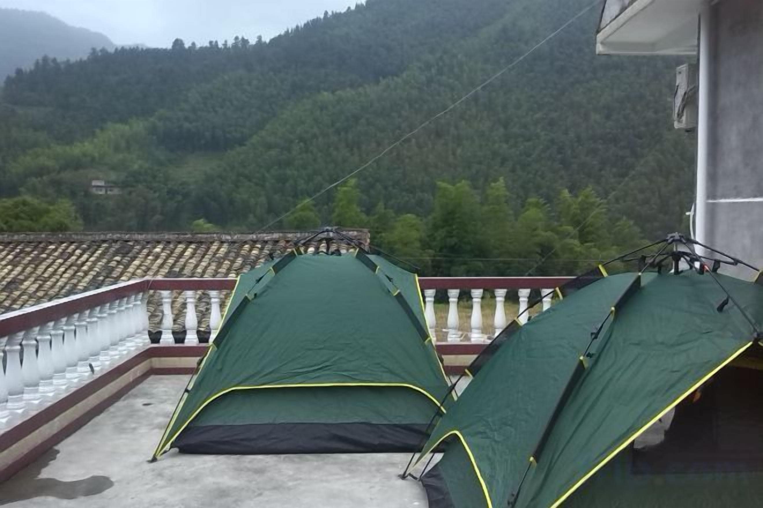Ein Balkon mit zwei zelten, bereit zum Camping.