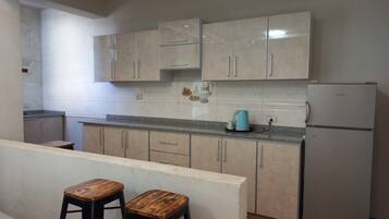 Cookware/dishes/utensils