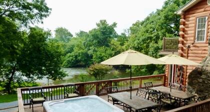 5 minutes from Massanutten resort - hot tub fire pit sleeps up to 10 riverfront