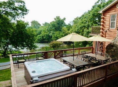 5 minutes from Massanutten resort - hot tub fire pit sleeps up to 10 riverfront