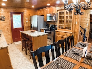 Dining - 5 minutes from Massanutten resort - hot tub fire pit sleeps up to 10 riverfront (Elkton)