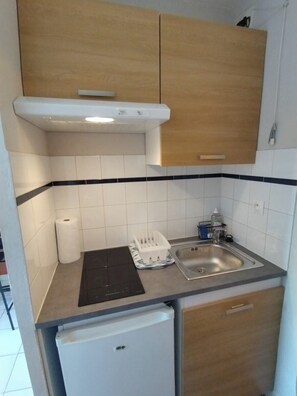 Kühlschrank, Mikrowelle, Wasserkocher mit Kaffee-/Teezubehör