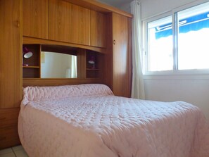 2 bedrooms, iron/ironing board, bed sheets
