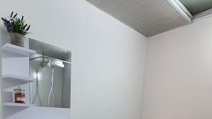 Ein Badezimmer mit einem weißen Waschbecken, einer roten Toilette und einer Duschkabine.