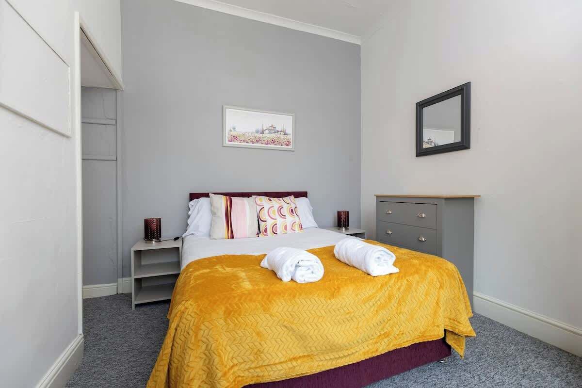 4 bedrooms, iron/ironing board, free WiFi, bed sheets