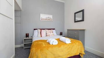 4 bedrooms, iron/ironing board, free WiFi, bed sheets