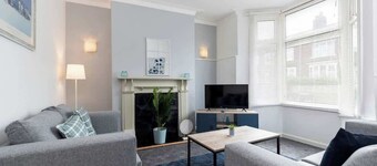 Large 4 Bedroom House Sleeps 9 With WiFi