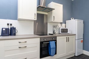 Fridge, microwave, oven, stovetop - Comfortable & very spacious home (Stockton-on-Tees)