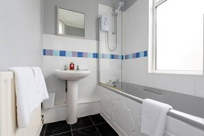 Hair dryer, towels - Comfortable & very spacious home (Stockton-on-Tees)