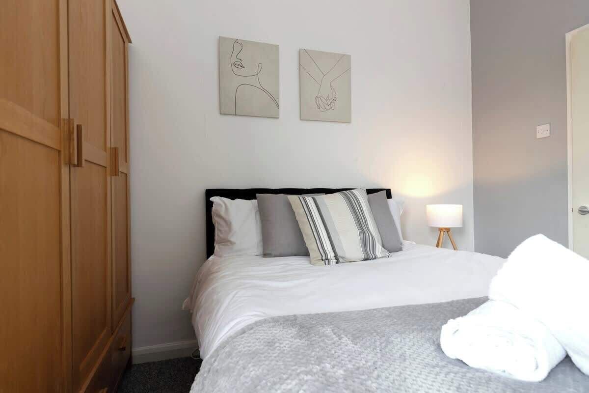4 chambres, fer et planche à repasser, accès au Wi-Fi (inclus)