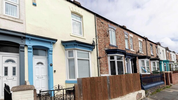 A row of terraced houses with distinct architectural styles and colors. - Large 4 Bedroom House Sleeps 9 With WiFi (Stockton-on-Tees)