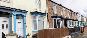 Large 4 Bedroom House Sleeps 9 With WiFi