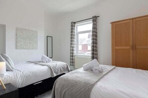 4 bedrooms, iron/ironing board, WiFi (free), bed sheets - Comfortable & very spacious home (Stockton-on-Tees)