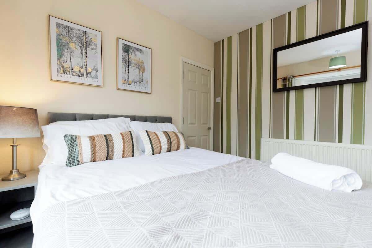 3 slaapkamers, een strijkplank/strijkijzer, gratis wifi, beddengoed