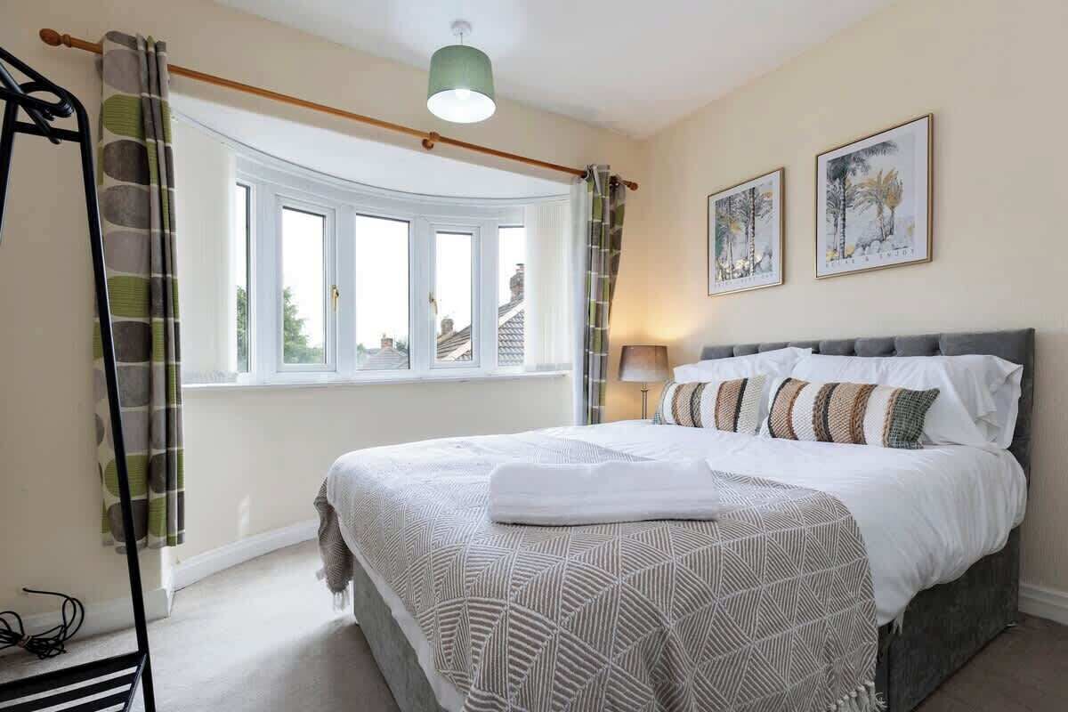 3 bedrooms, iron/ironing board, free WiFi, bed sheets
