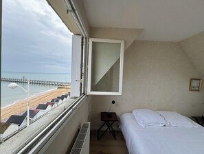 1 bedroom, bed sheets
