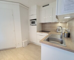 Kjøleskap, mikrobølgeovn, ovn og kaffetrakter/tekoker