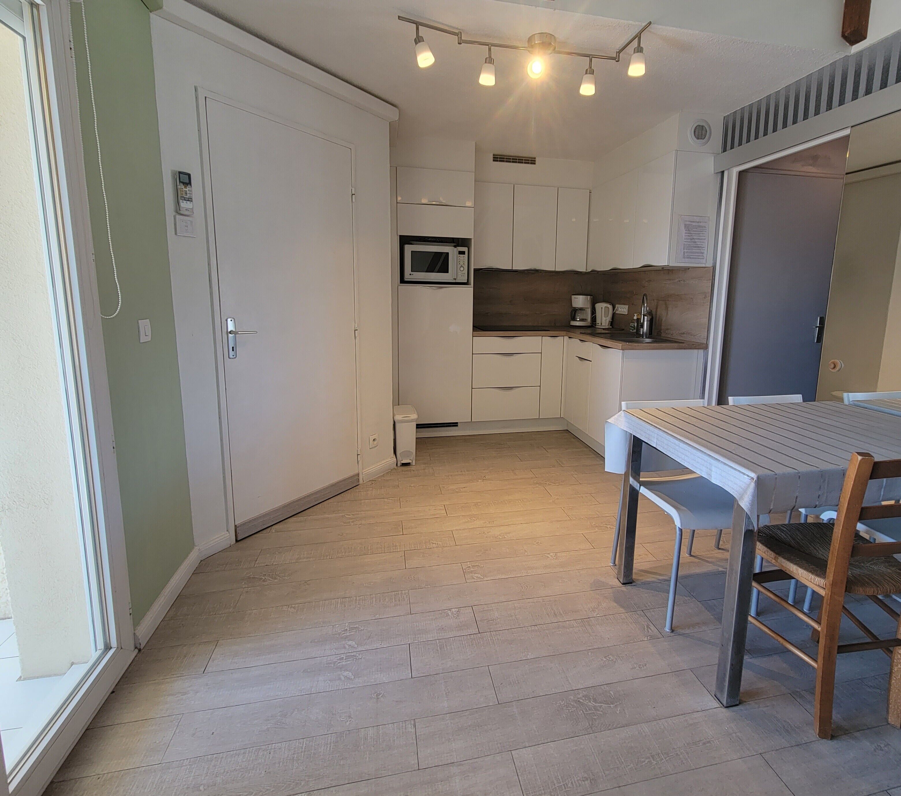 Fridge, microwave, oven, coffee/tea maker