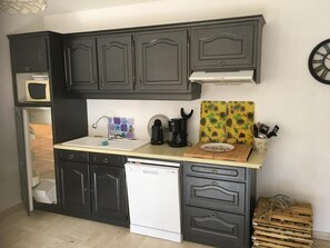 Kjøleskap, mikrobølgeovn, oppvaskmaskin og kaffetrakter/tekoker