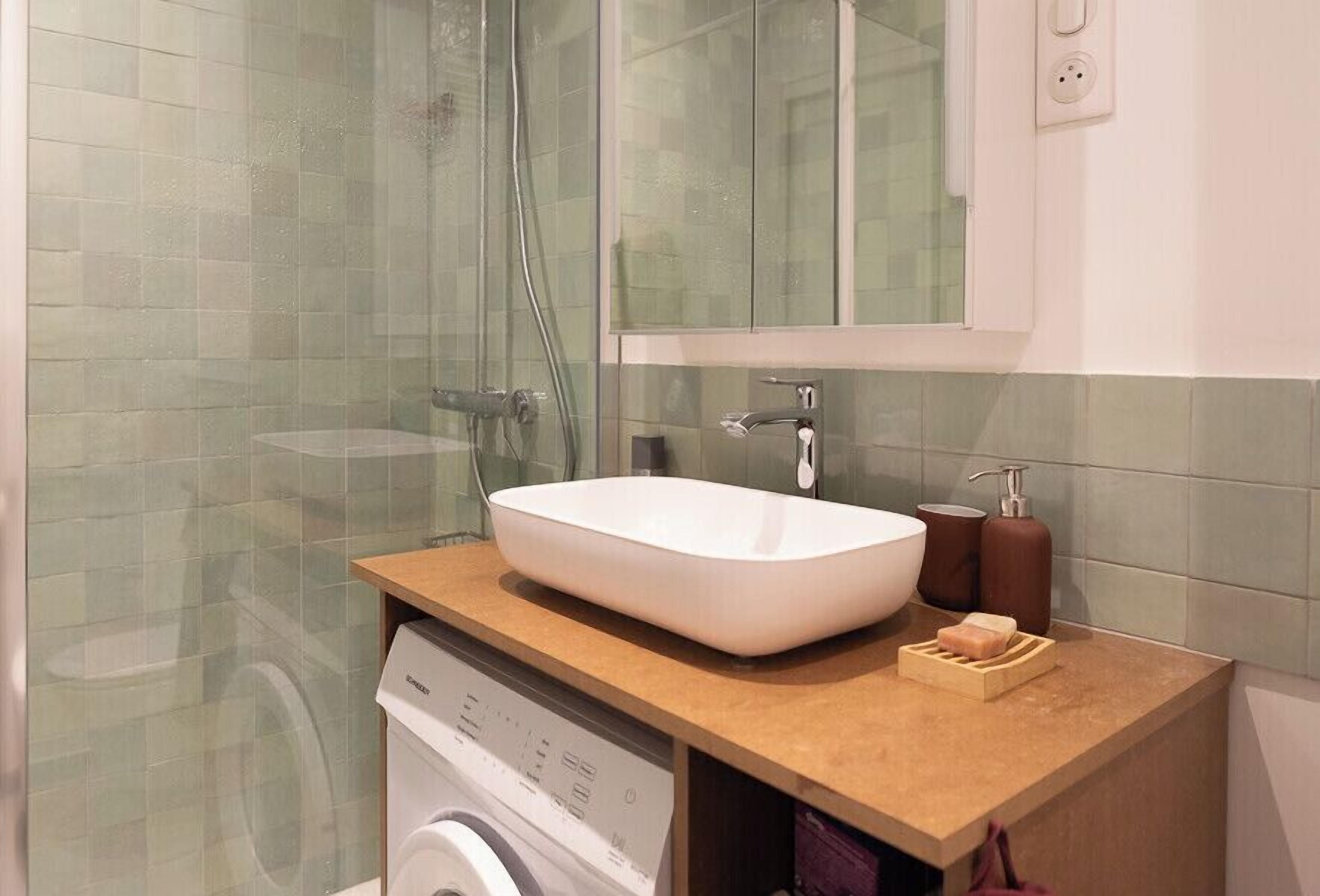 Shower, towels