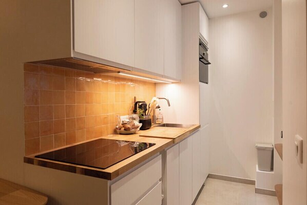 Kylskåp, mikrovågsugn, ugn och diskmaskin