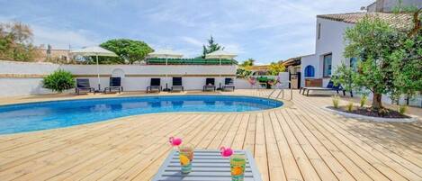 Una piscina al aire libre de temporada