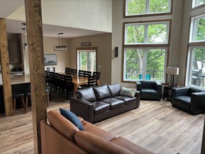 TV connectée, lecteur de DVD, table de tennis de table