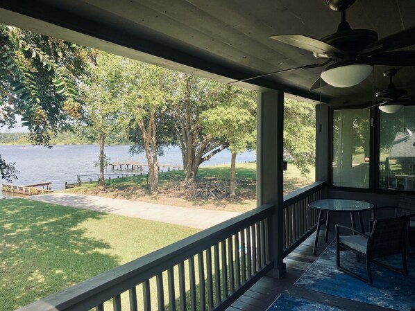 Terrace/patio - Family friendly lakefront home with private boat ramp and dock (Summerton)