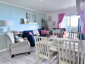 Smart TV, video games, books - Carolina Peach🍑Oceanfront 2B/2B + Pool & Oversized Porch; <5 mins from Barefoot (North Myrtle Beach)