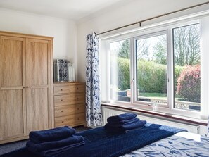 3 多间卧室、免费 WiFi、床单