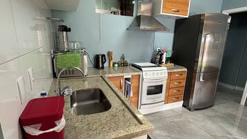 Geladeira, micro-ondas, fogão, cooktop