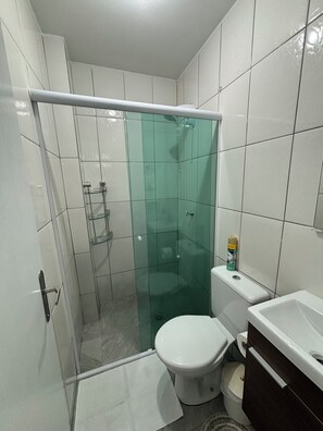 Een douche, een haardroger, handdoeken, zeep