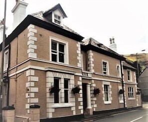Exterior - A Huge Holiday Home. When SIZE really matters. (Penmaenmawr)