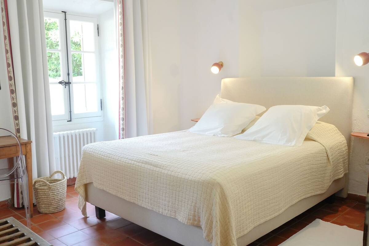 Chambre Tradition, accessible aux personnes à mobilité réduite | Draps en coton égyptien, literie de qualité supérieure, minibar