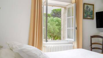 Standardzimmer, Gartenblick | Bettwäsche aus ägyptischer Baumwolle, hochwertige Bettwaren, Minibar